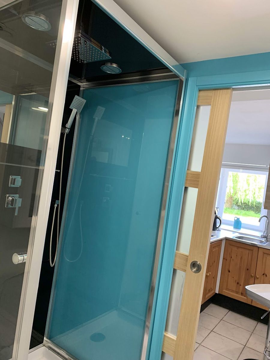 Création d'un espace salle de bain dans un gite locatif : WC, douche, lavabo, rangements, porte à galandage