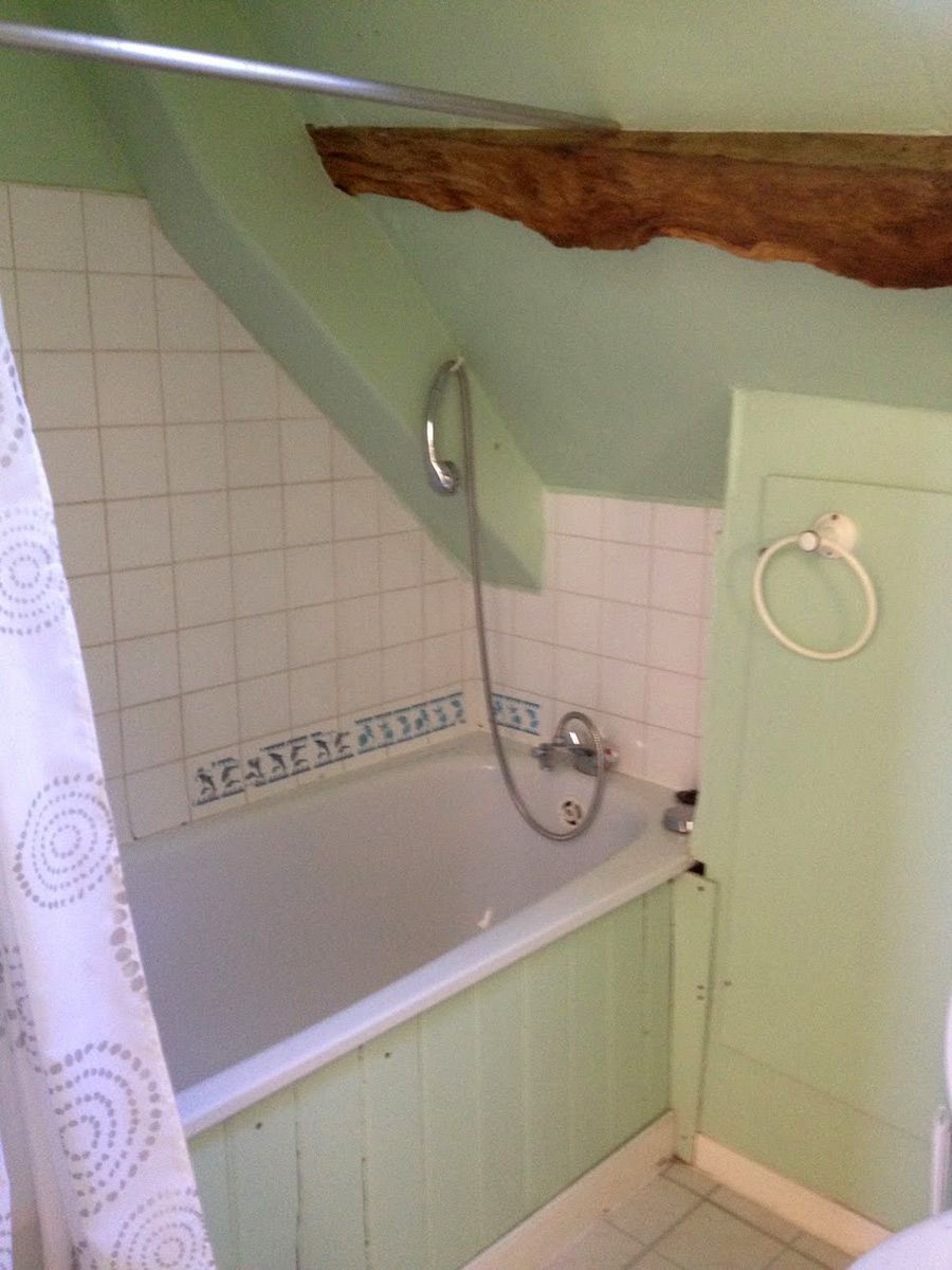 Rénovation complète d'une salle de bain sous les combles : avant