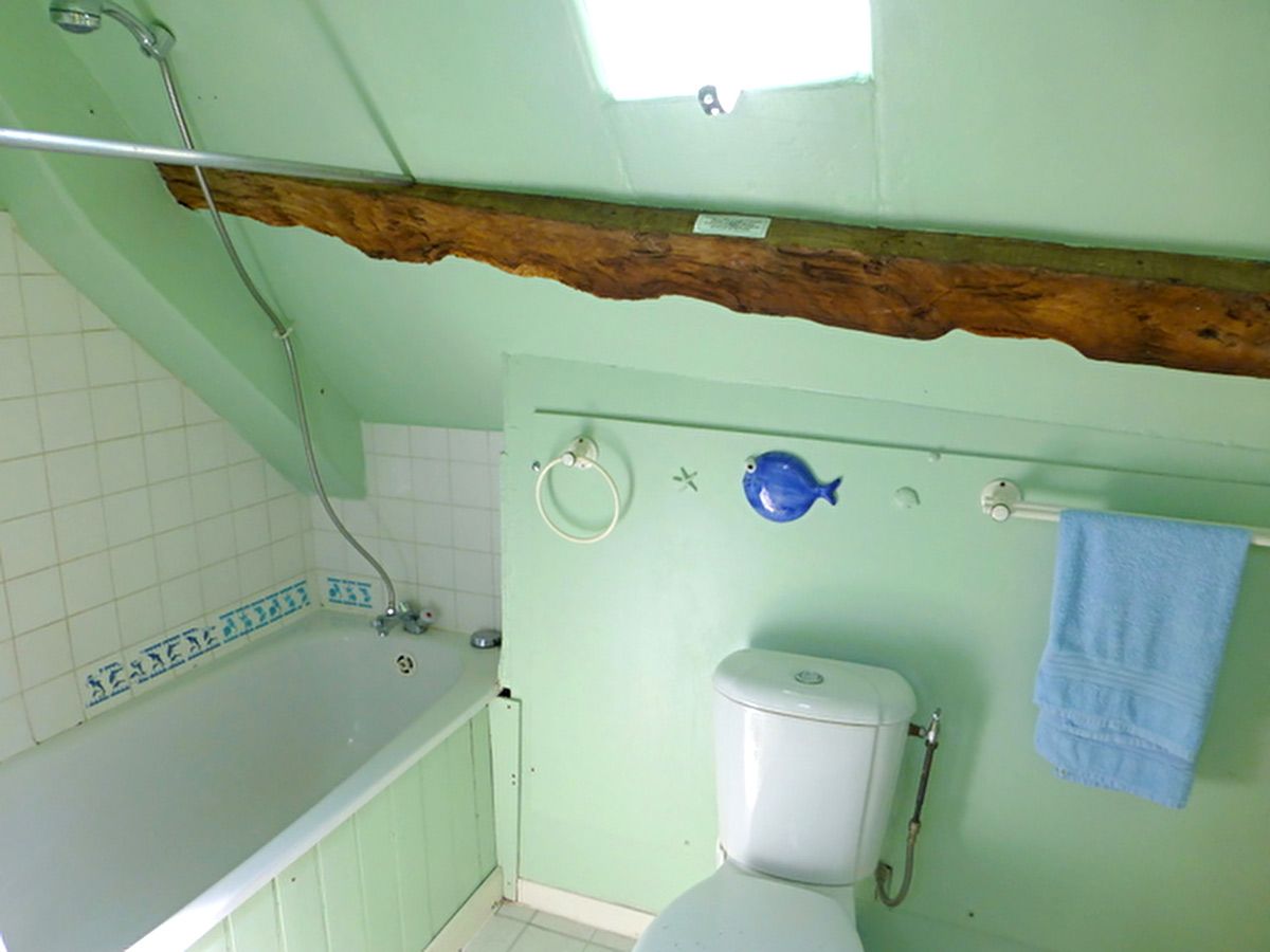 Rénovation complète d'une salle de bain sous les combles : avant travaux