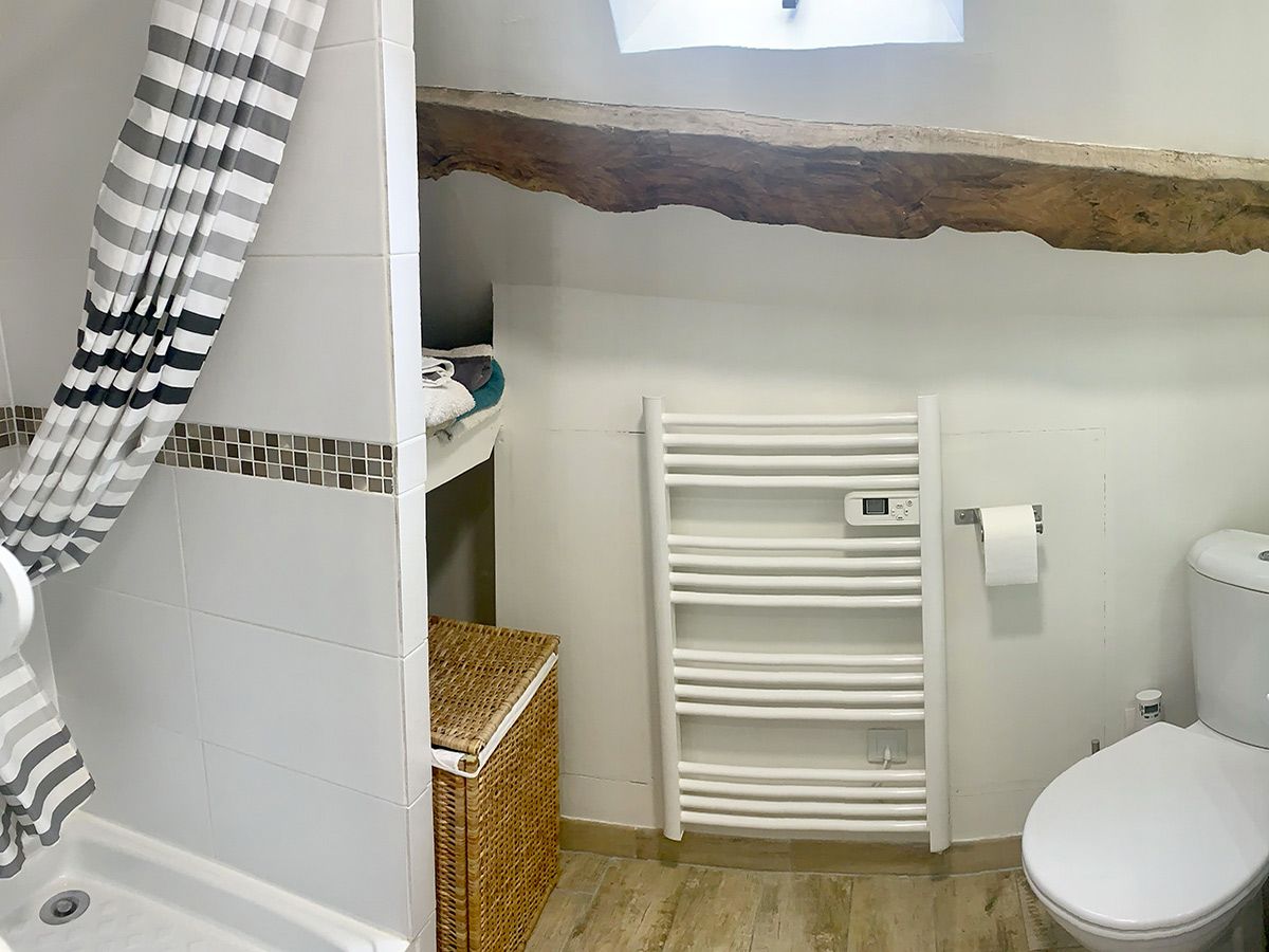 Rénovation complète d'une salle de bain sous les combles : après travaux