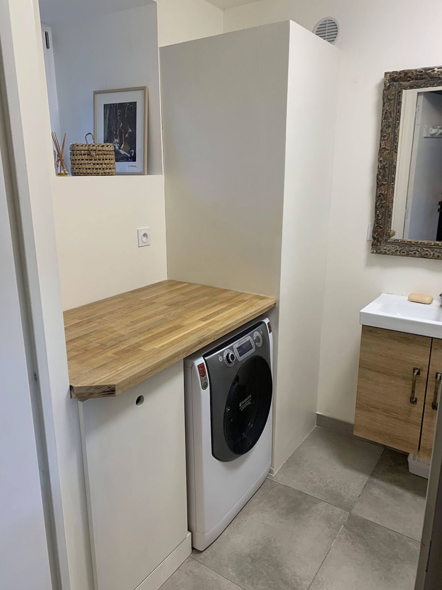 Création d'un coffrage avec trappe de visite pour le chauffe-eau, plan de travail et placard aspirateur