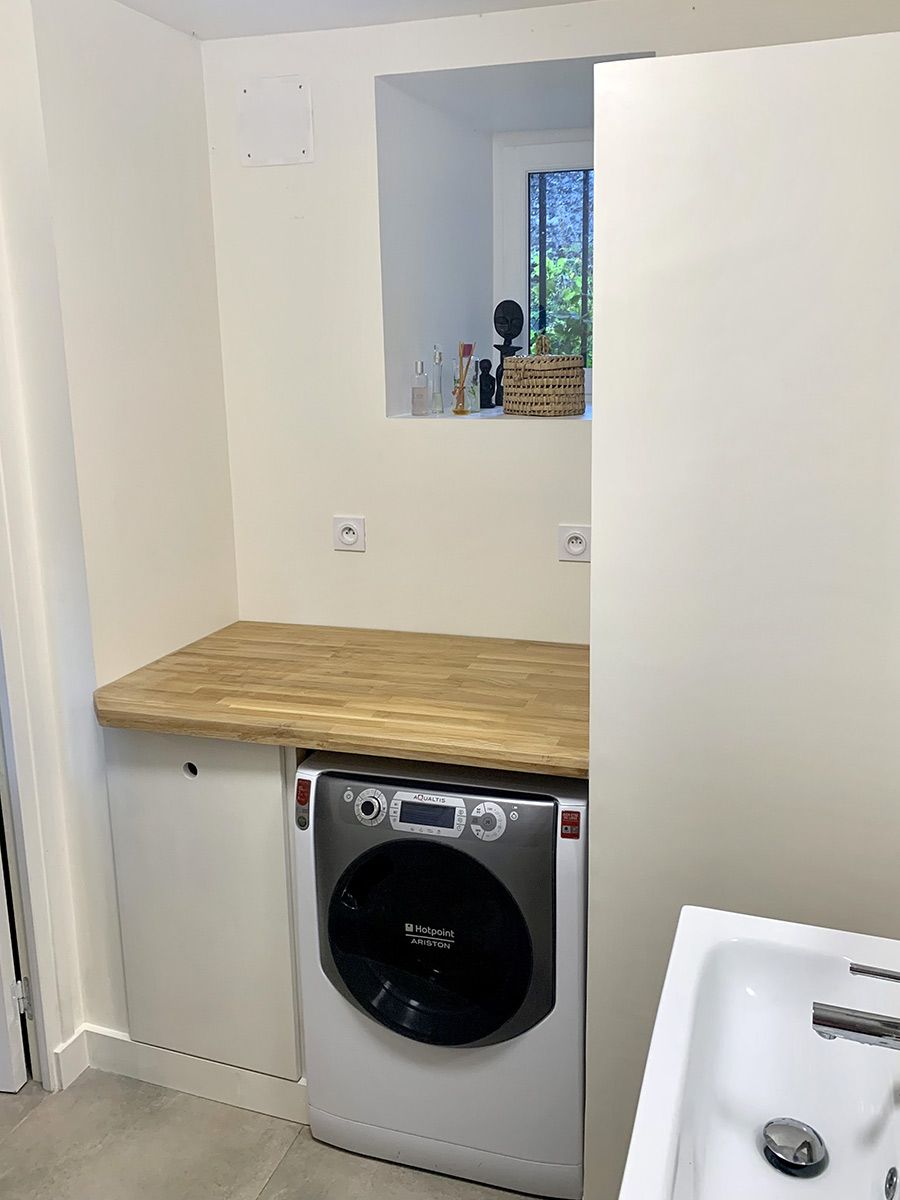 Création d'un coffrage avec trappe de visite pour le chauffe-eau, plan de travail et placard aspirateur