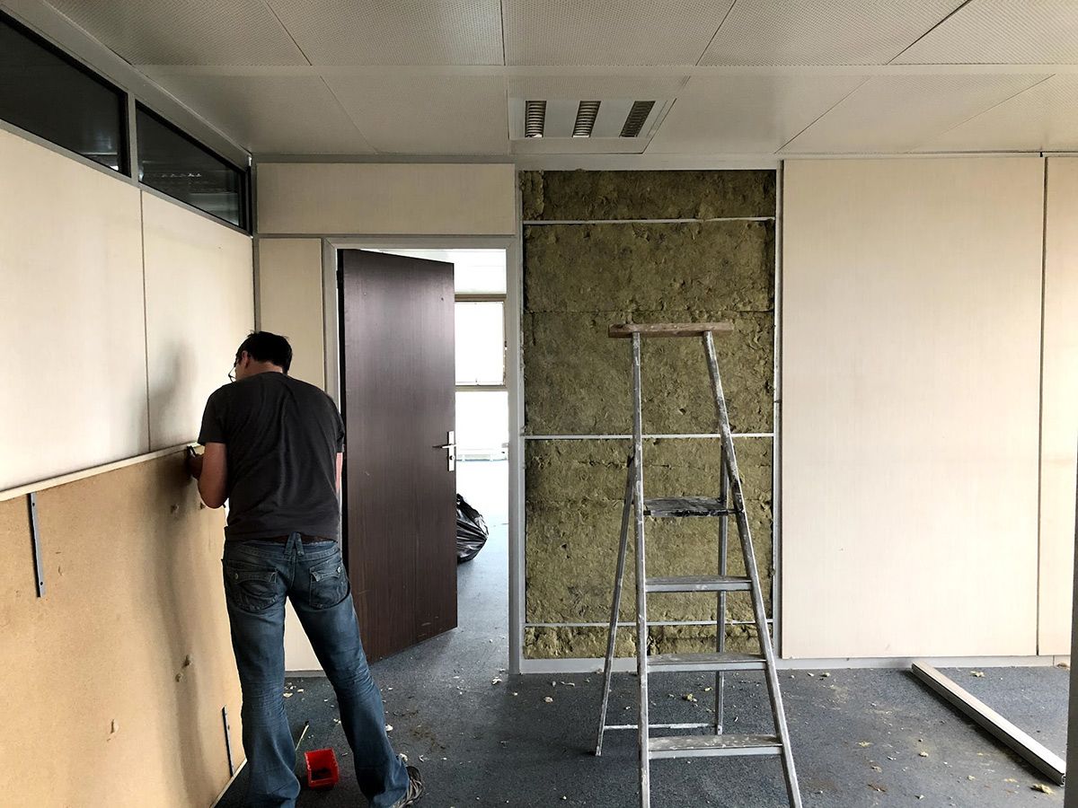 Démontage et remontage de cloisons modulaires en bois