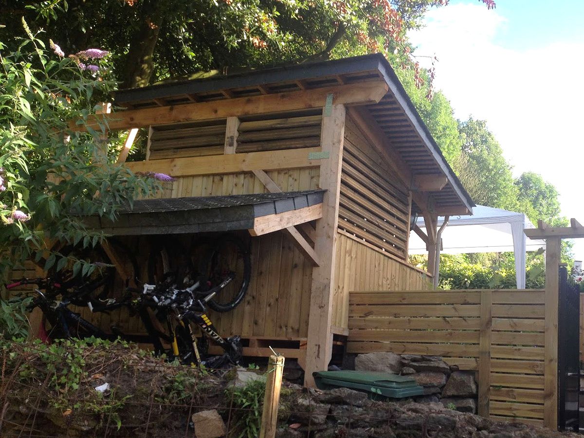 Création d'un abri bois style séchoir, couverture en ardoises naturelles : vue arrière