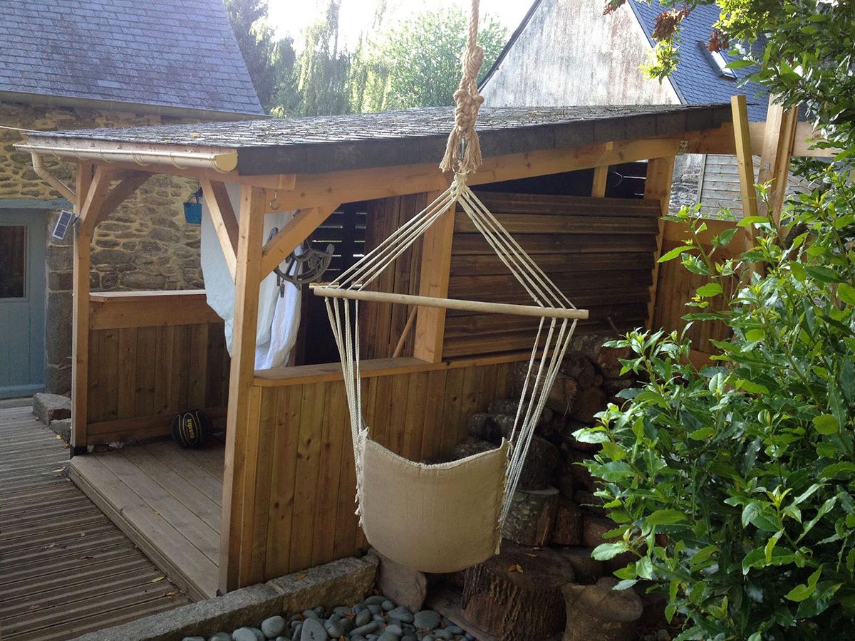 Création d'un abri bois style séchoir, couverture en ardoises naturelles : vue coté