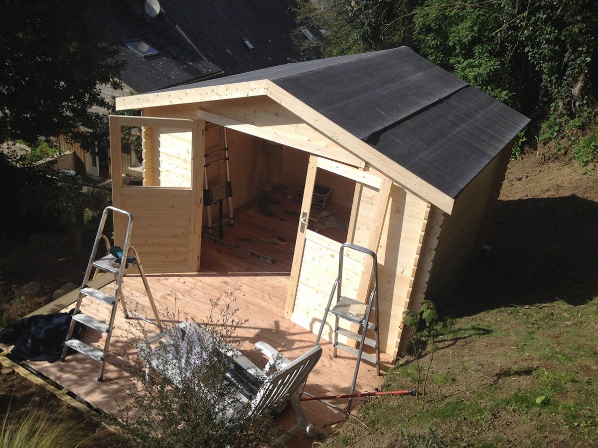 Montage d'un abri de jardin sur terrasse bois