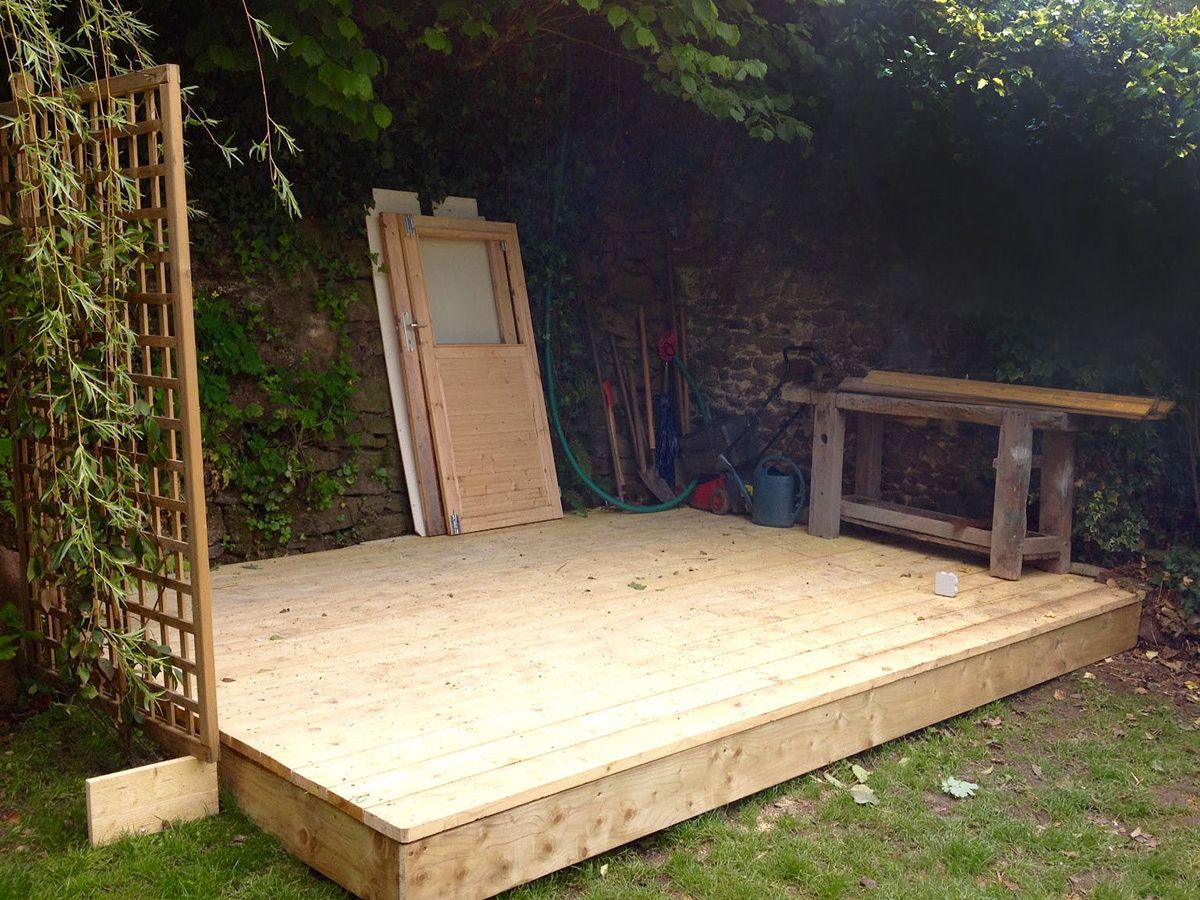 Terrasse bois sur plots pour abri de jardin