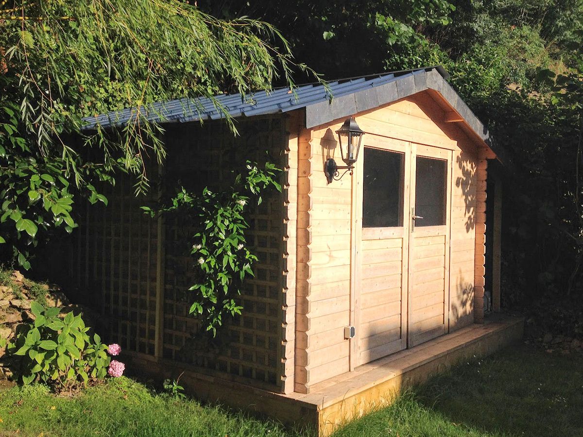 Montage d'un abri de jardin avec toiture bac acier