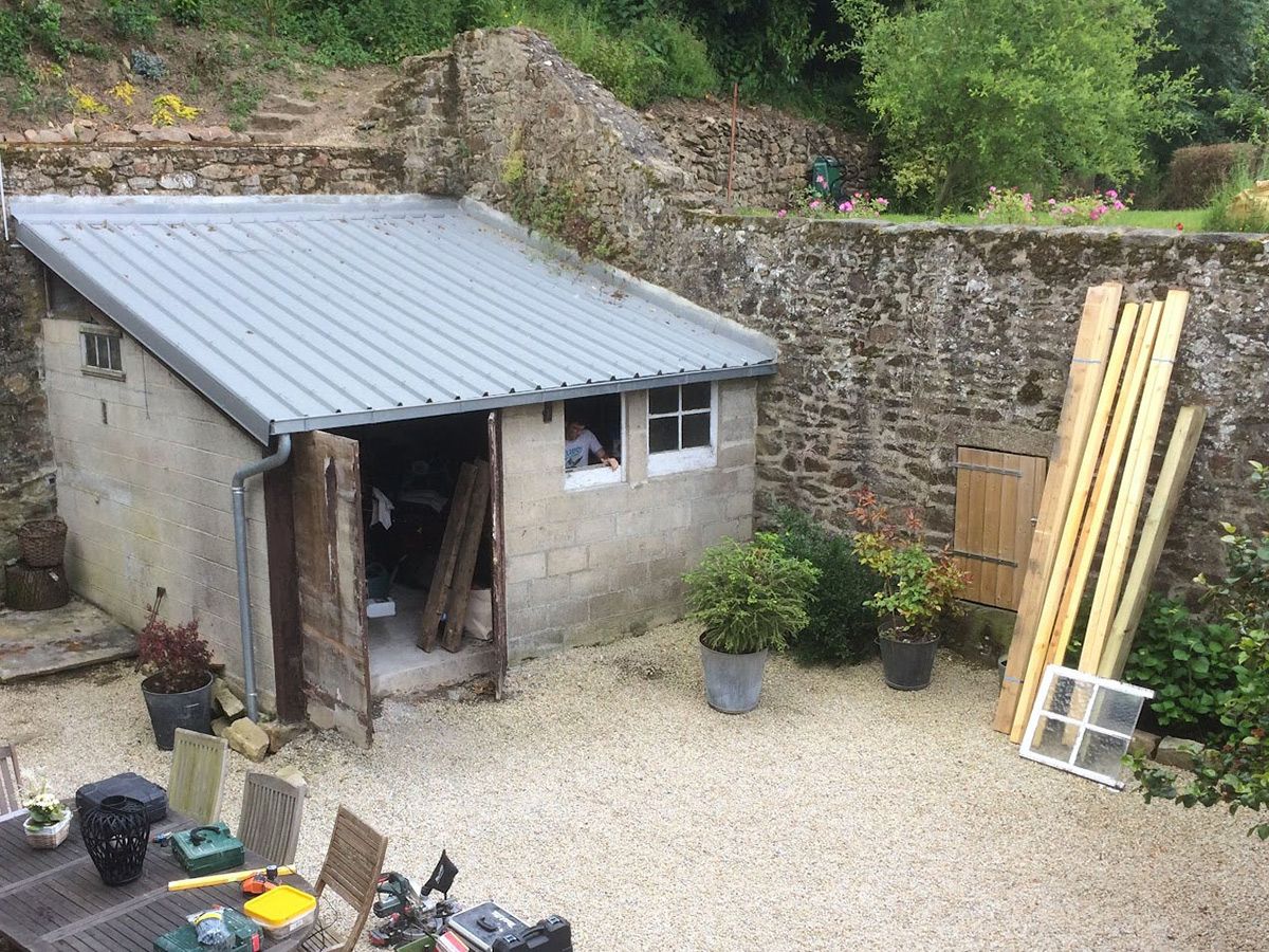 Habillage et modification des ouvertures d'une dépendance en parpaings : avant travaux