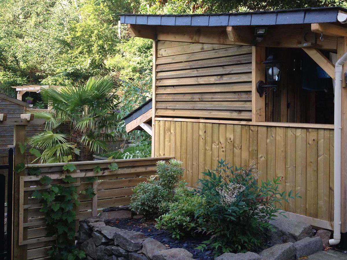 Création d'un séchoir à bois avec couverture en ardoises : vue latérale