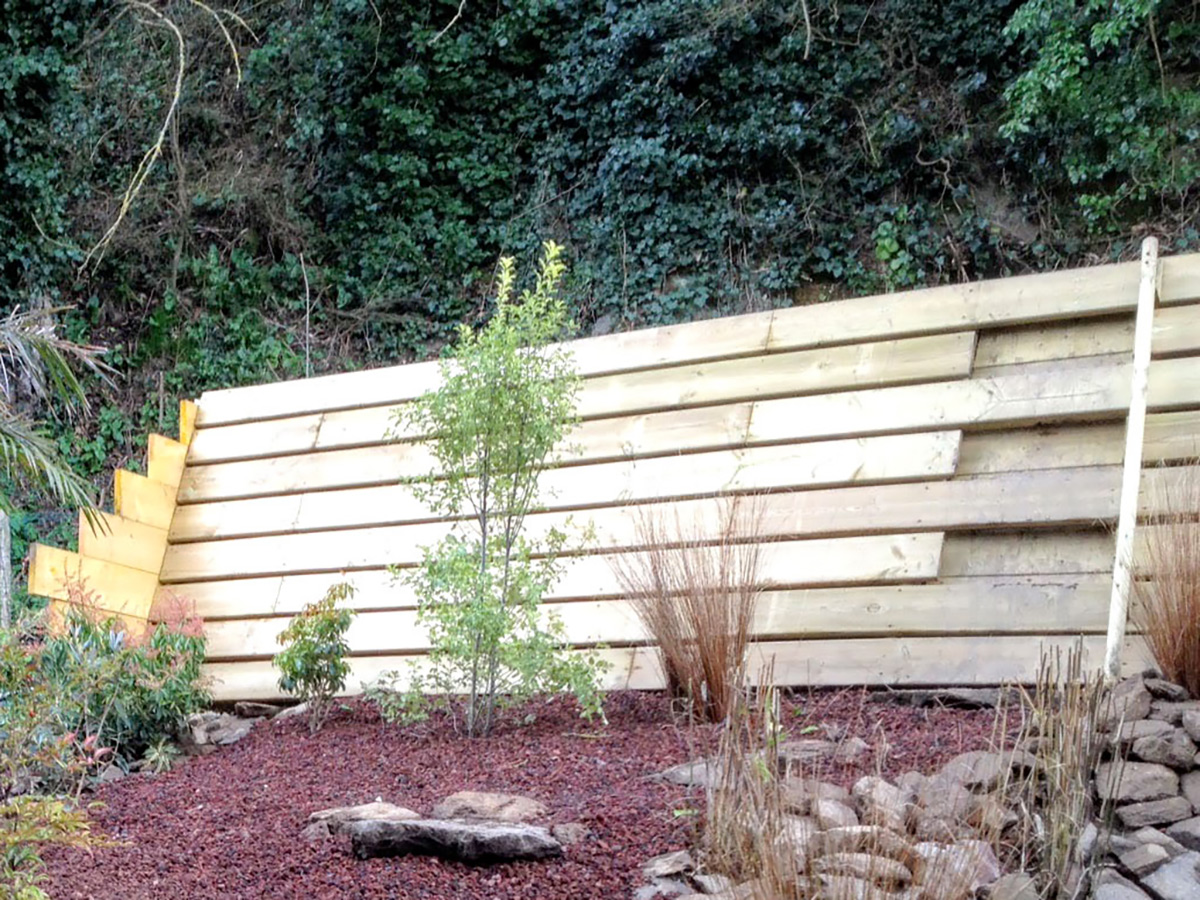 Palissade bois inclinée pour terrain en palier