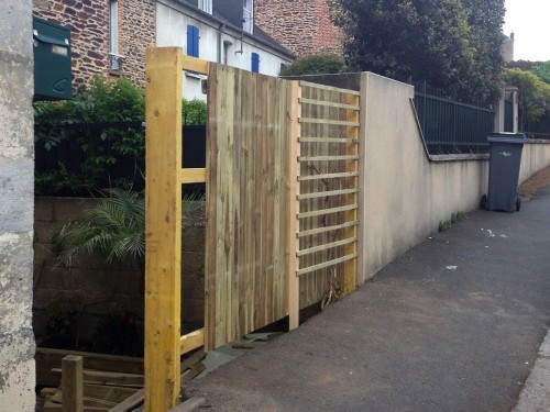Palissade bois pour clôturer un petit jardin de centre ville