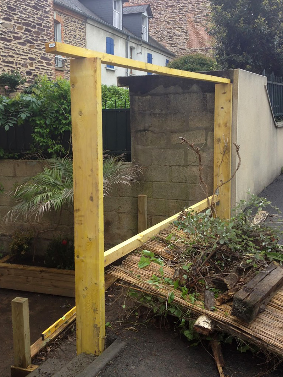 Palissade bois pour clôturer un petit jardin de centre ville