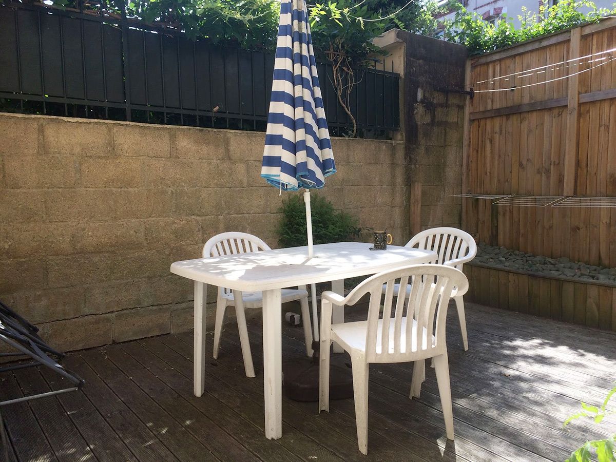 Palissade bois pour clôturer un petit jardin du centre ville : coté cour