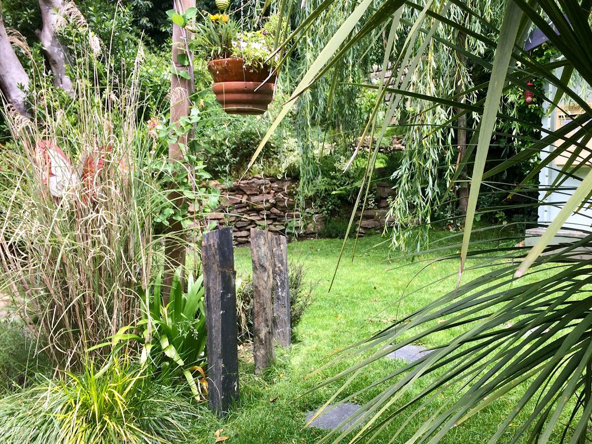 Aménagement paysager : vue du salon sur la terrasse