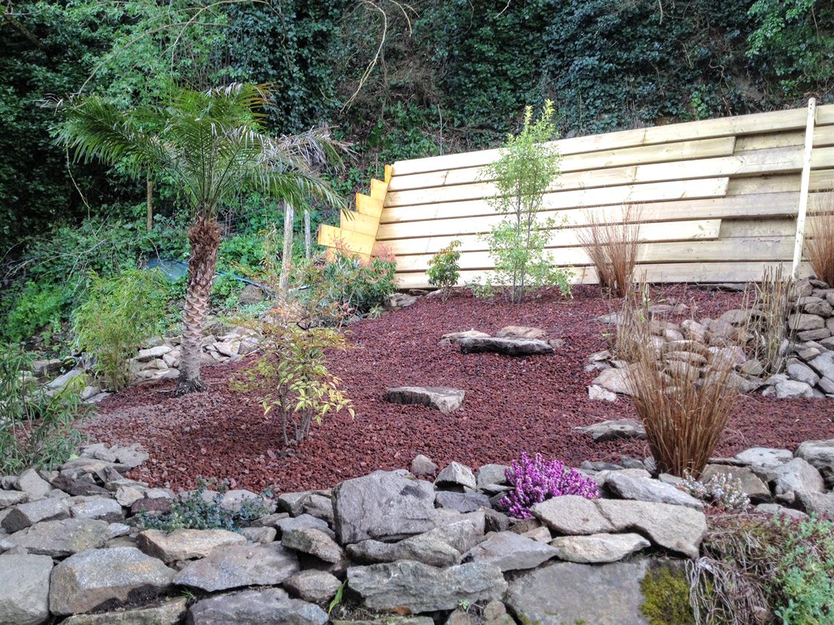 Pose de pouzzolane suite à l'aménagement d'un pallier au dessus d'un mur en pierres existant