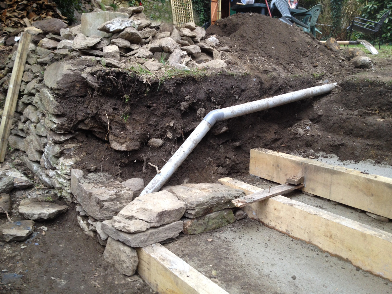 Rénovation d'un mur en pierres : remontage, passage d'une évacuation terrasse et création d'un escalier