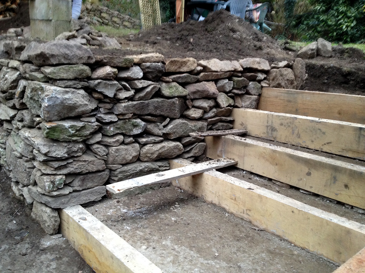 Rénovation d'un mur en pierres : remontage et création d'un escalier