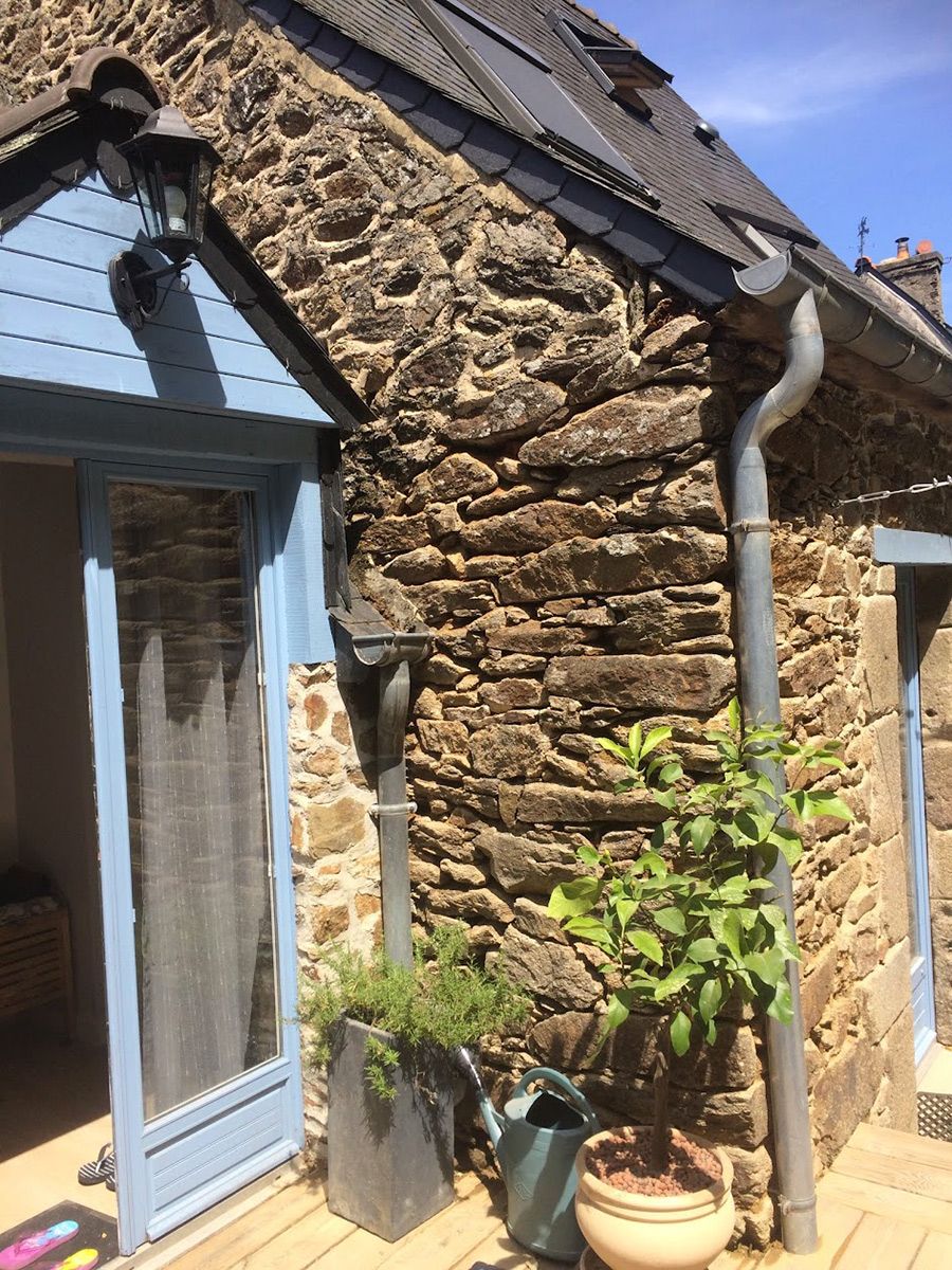 Piquetage d'un mur en pierres