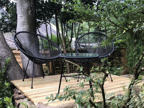 Plateforme en bois pour profiter des dernières rayons de soleil