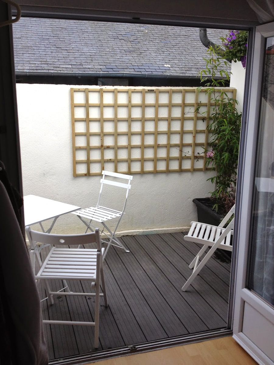 Petite terrasse intérieure bois de 7m² en lames composites couleur anthracite