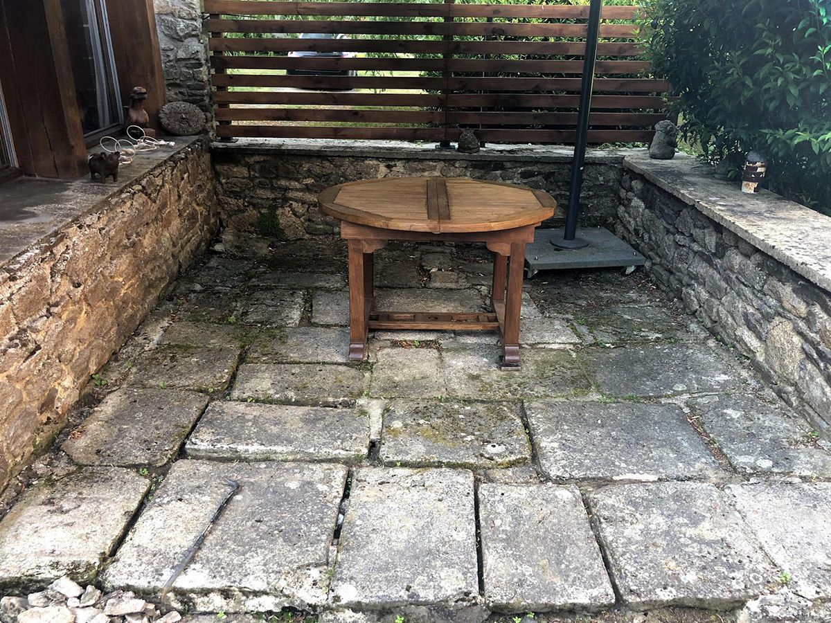 Remaniement complet d'une terrasse en pierres affaissée : rendu avant