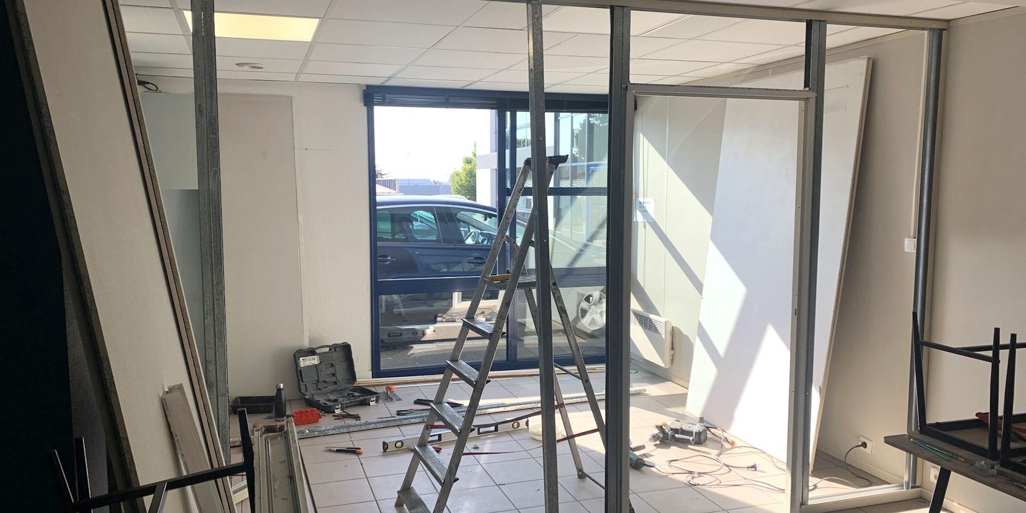Montage d'une cloison modulaire pour créer un bureau