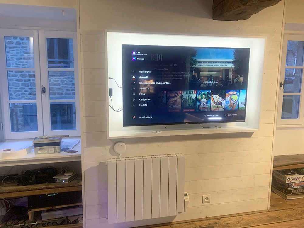 Reprise d'un mur en placo non isolé et création d'un emplacement télé avec prises hdmi et 220v intégrées : après travaux