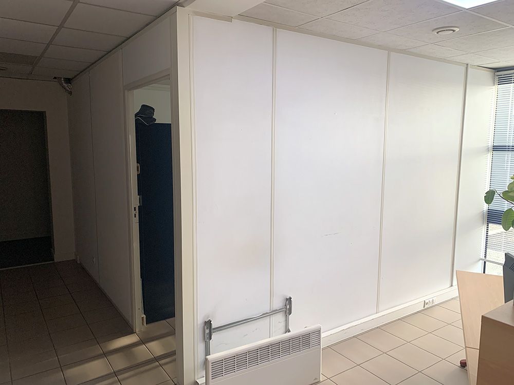 Démontage et remontage d'une cloison modulaire pour créer une salle de formation : avant travaux