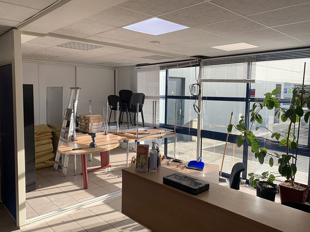 Démontage et remontage d'une cloison modulaire pour créer une salle de formation : pendant travaux