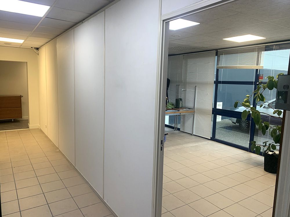 Démontage et remontage d'une cloison modulaire pour créer une salle de formation : après travaux