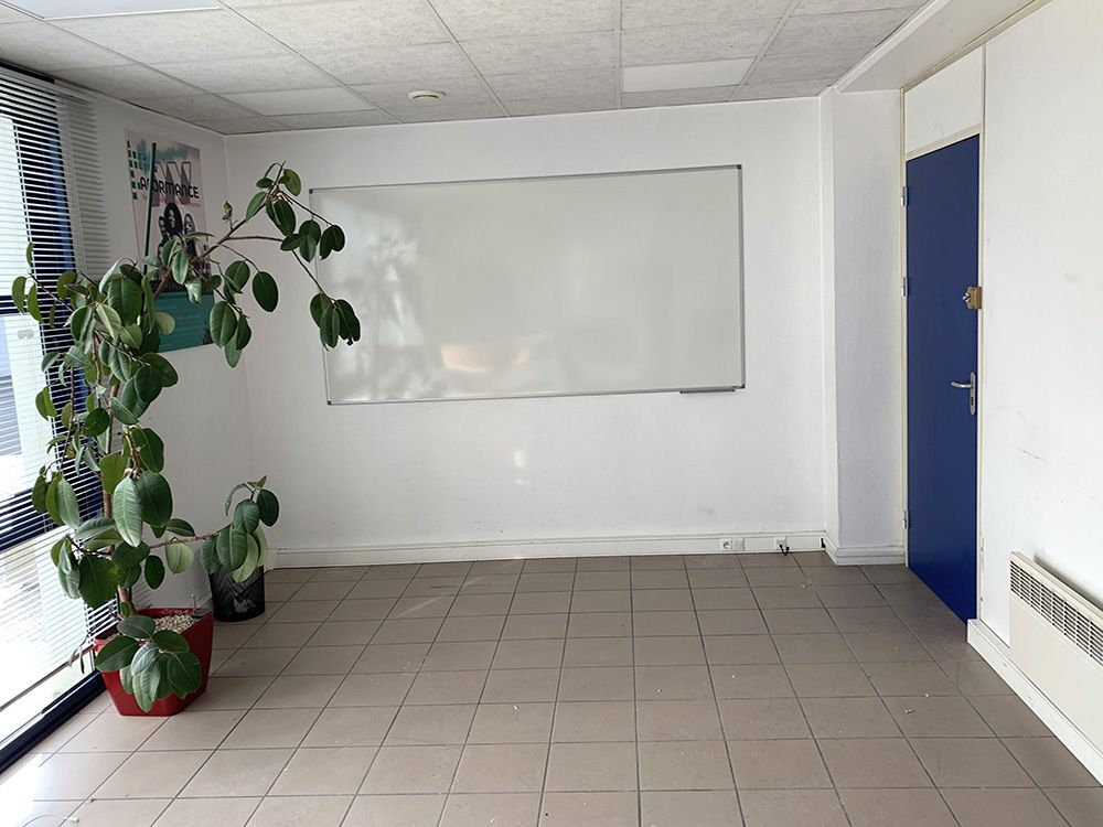 Démontage et remontage d'une cloison modulaire pour créer une salle de formation : après travaux