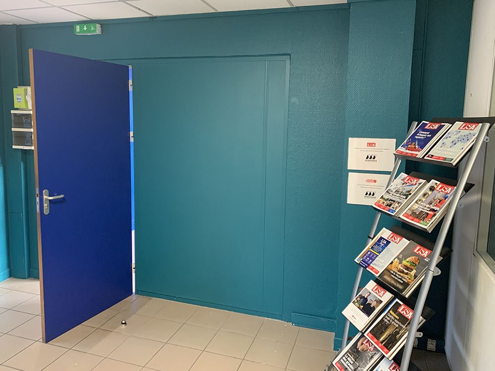 Suppression d'une cloison placo et d'une porte pour créer un hall d'accueil : avant travaux