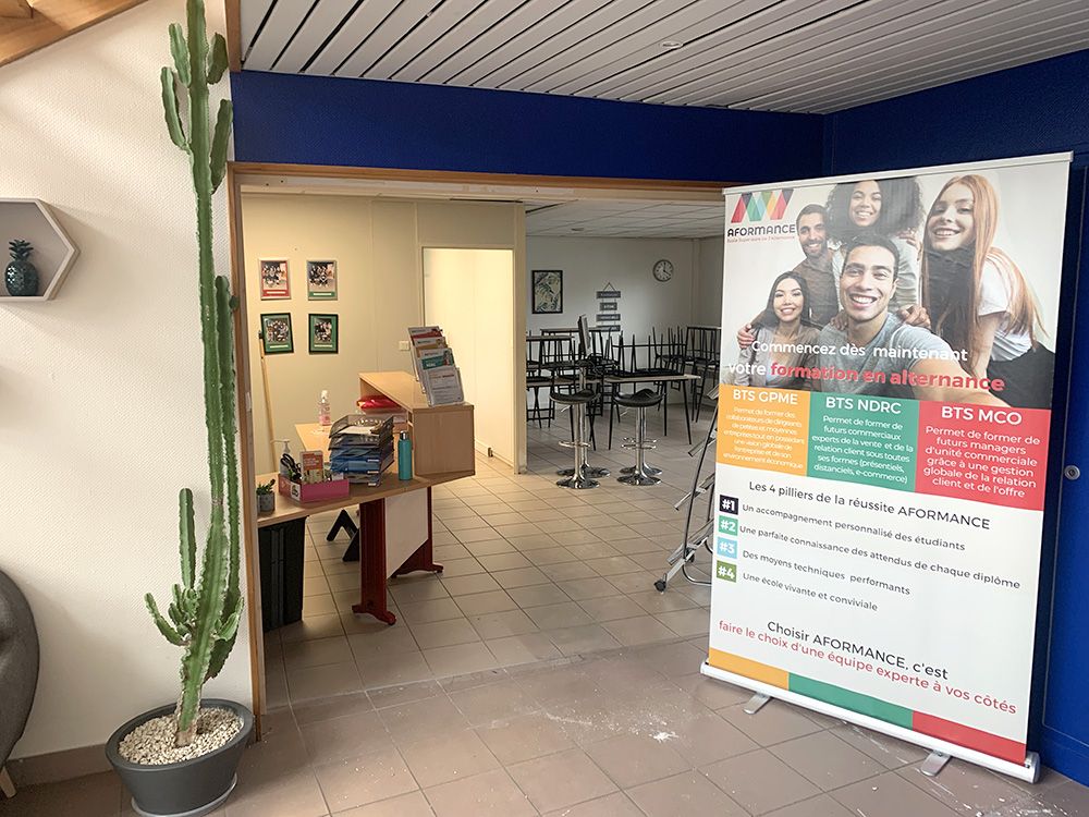 Suppression d'une cloison placo et d'une porte pour créer un hall d'accueil : après travaux