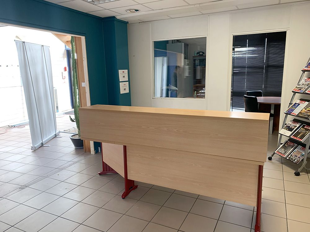 Suppression d'une cloison placo et d'une porte pour créer un hall d'accueil : après travaux