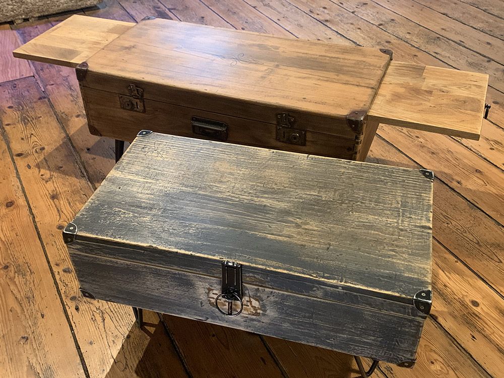 Transformation d'anciennes valises en bois en tables basses : après