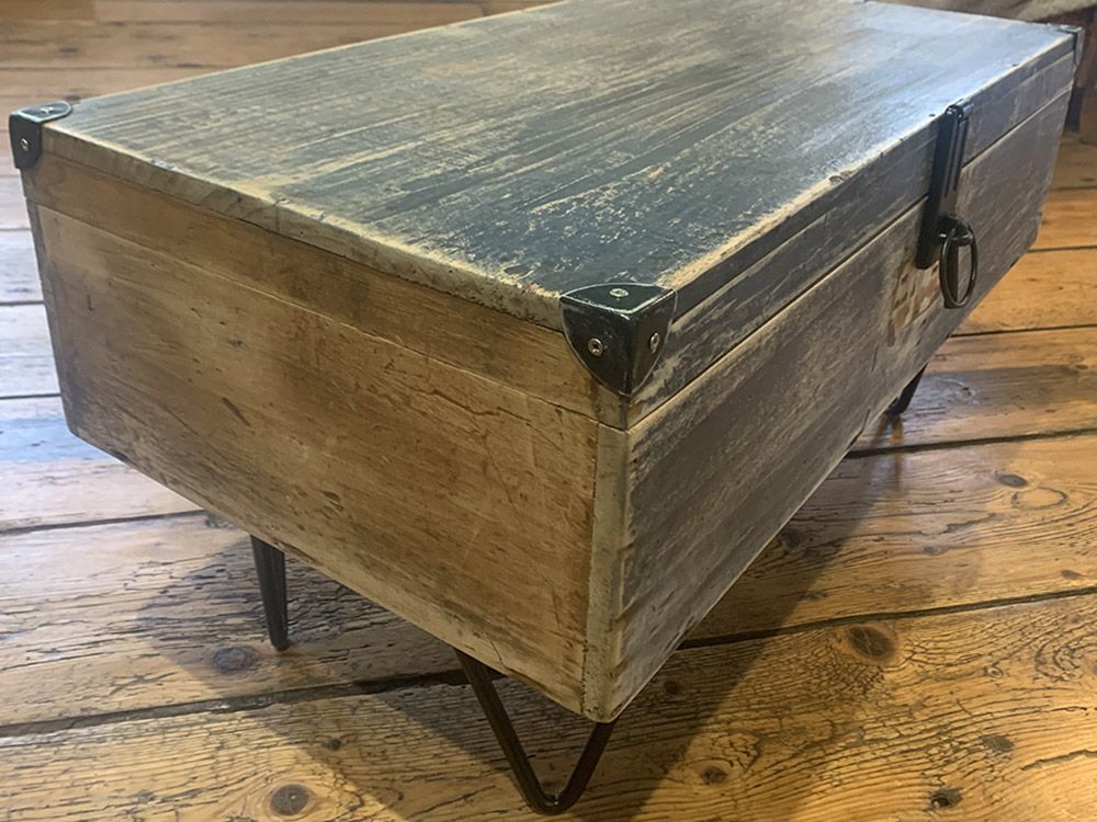 Transformation d'anciennes valises en bois : réparation, ponÃ§age et vitrification