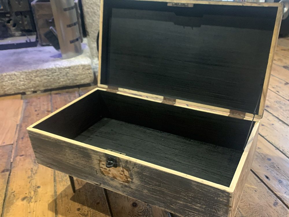 Transformation d'anciennes valises en bois : peinture intérieure
