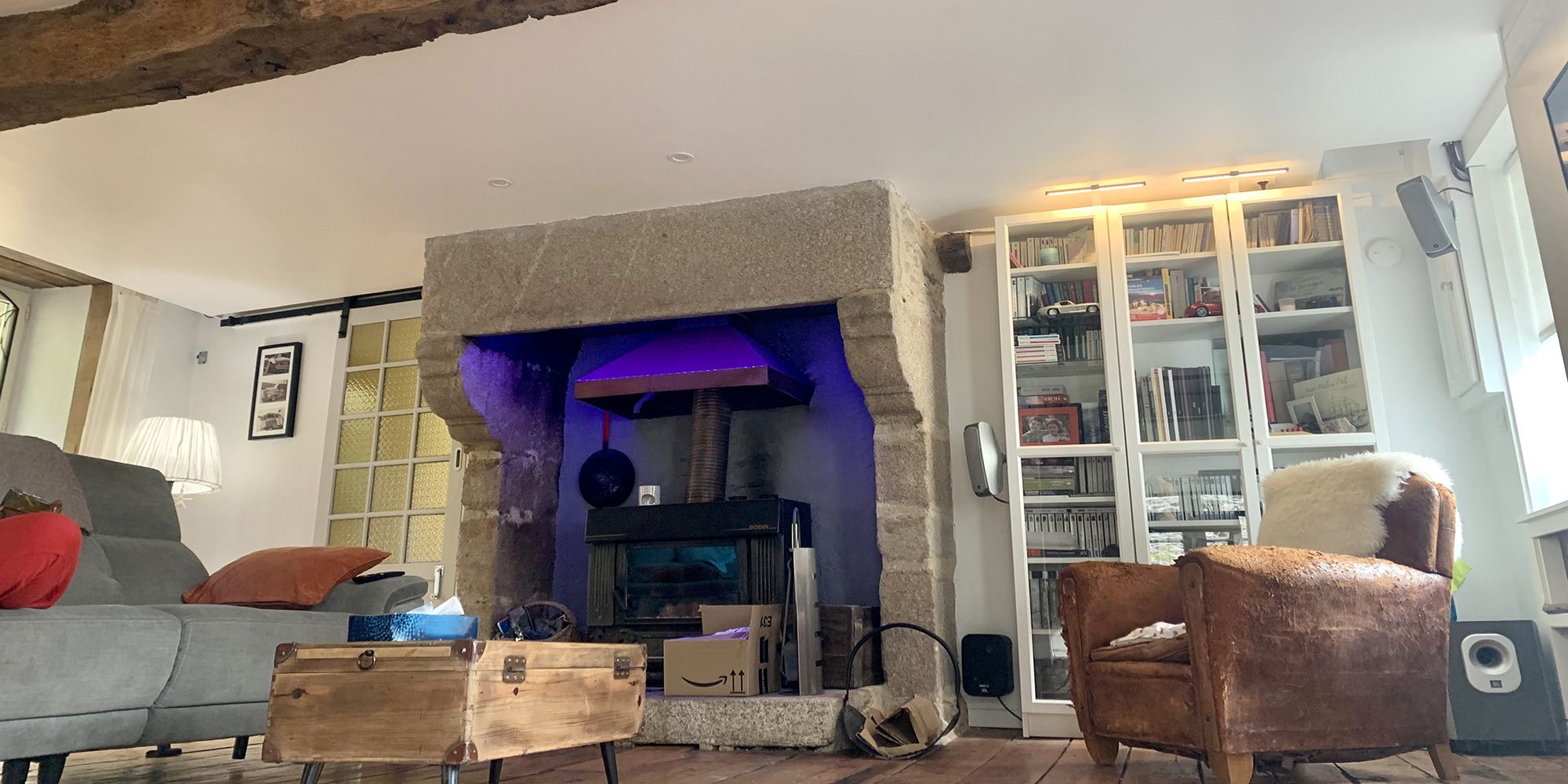 Faux-plafond isolant sous un plancher bois dans un salon