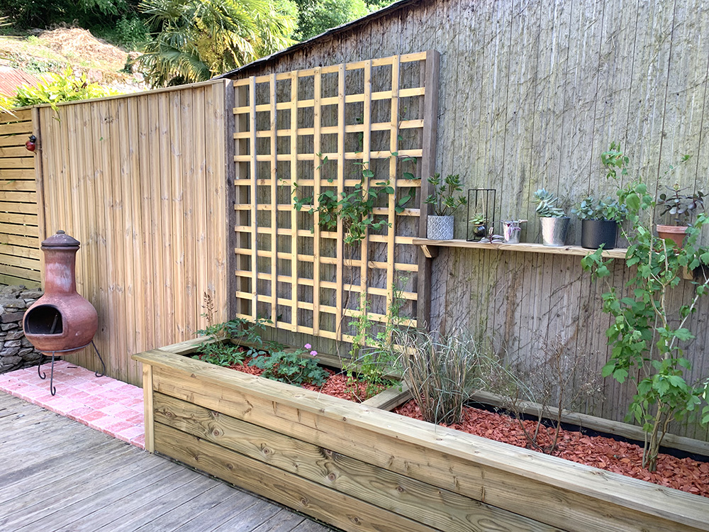 Création d'un bac à plantes sur mesure avec treillis et pavage