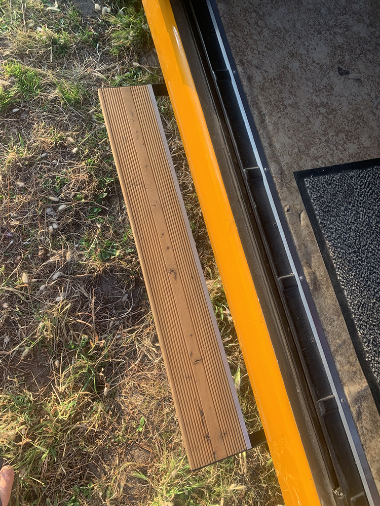 Marche-pied monté sur un mercedes T1 Marco Polo 1986