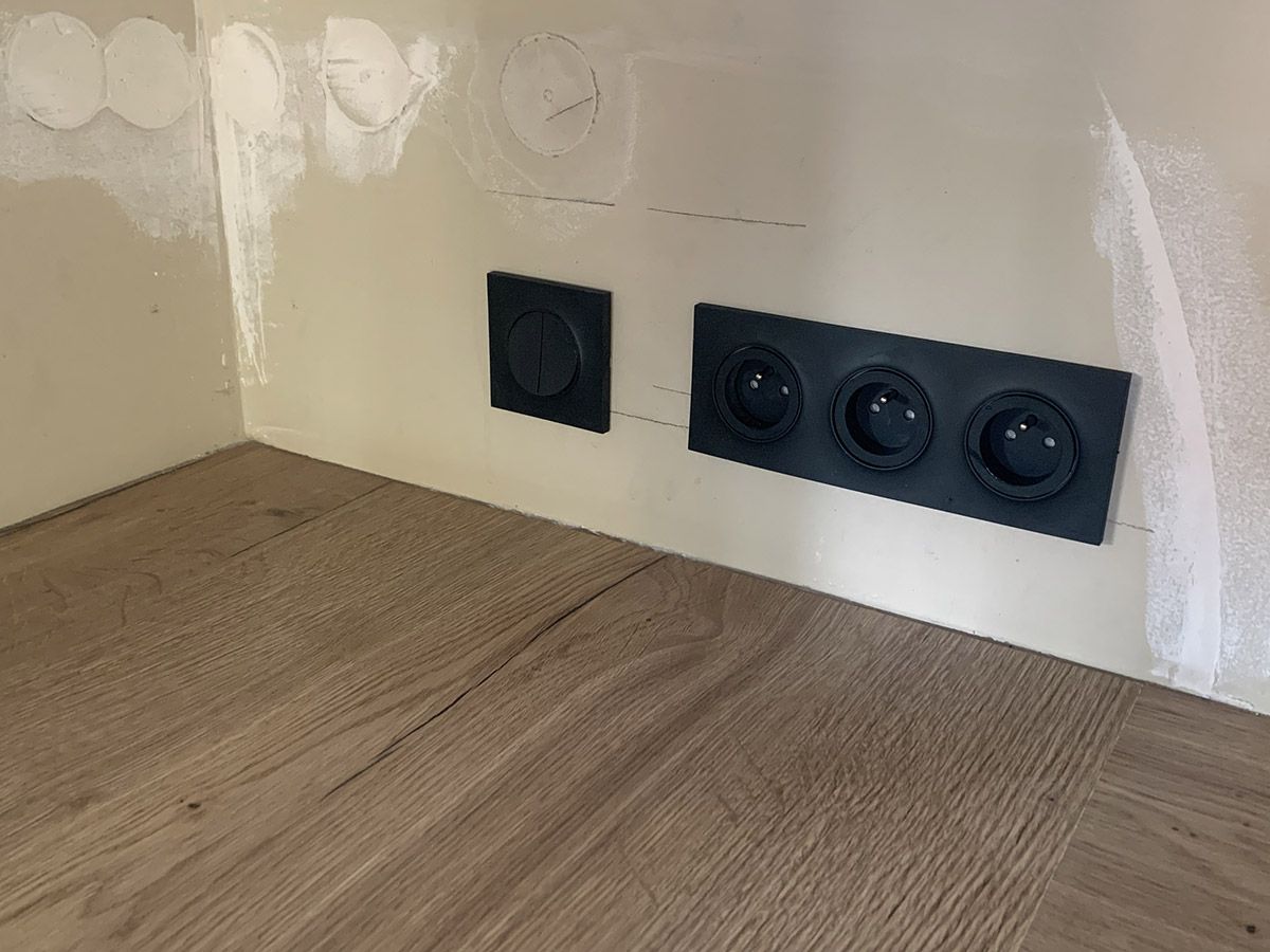 Déplacement et ajout de prises électriques dans une cuisine