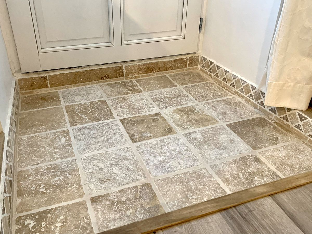 Pierres naturelles dans une entrée avec frise sur les côtés