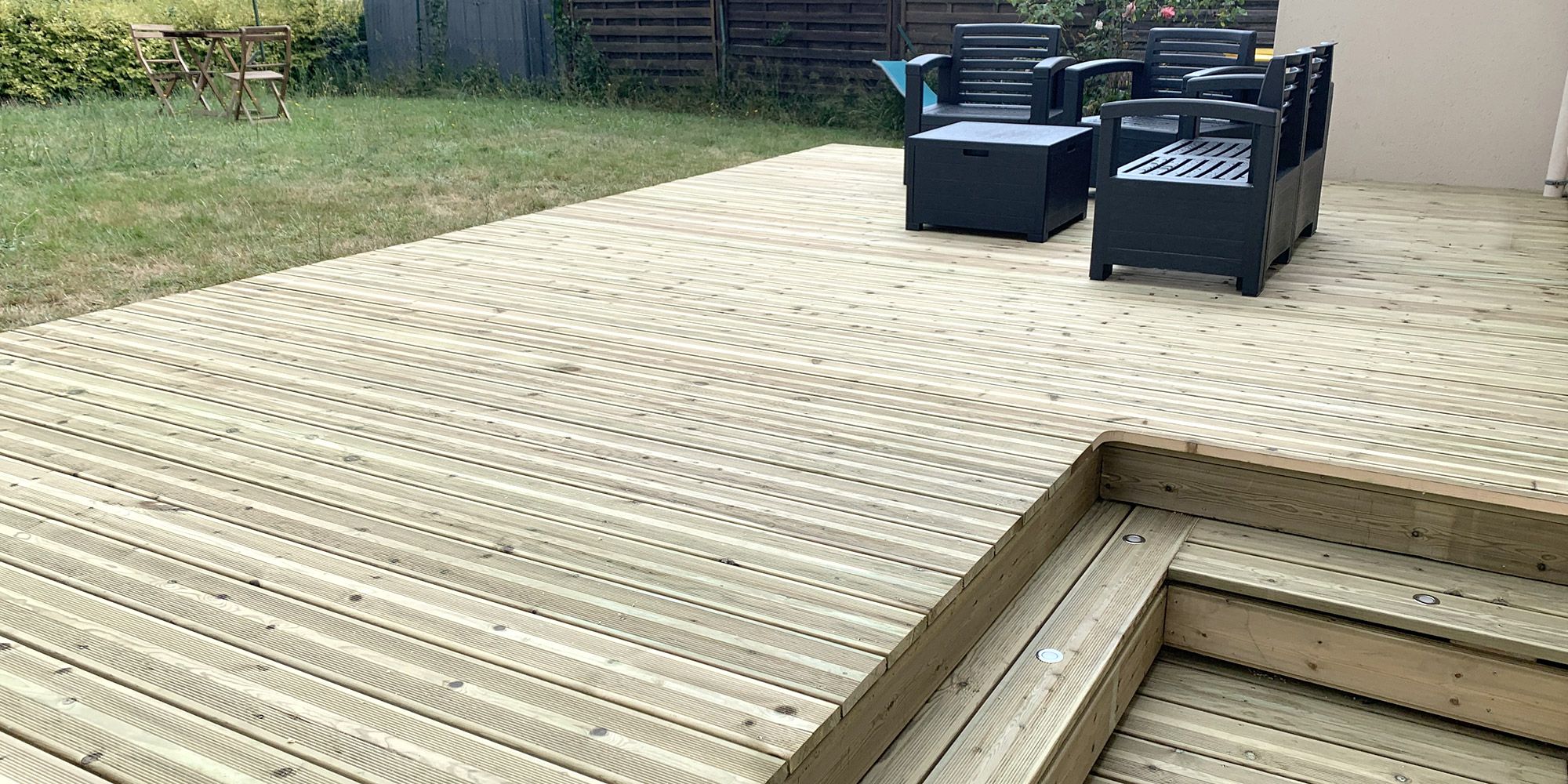 Création d'une terrasse sur lambourdes avec marches d'accès et éclairage