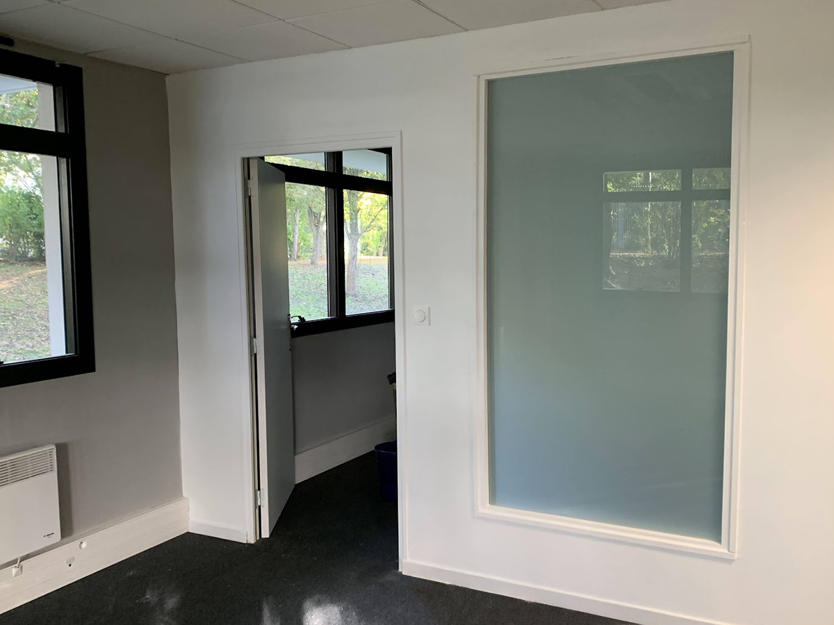 Cloison sèche avec vitrage dépoli et porte