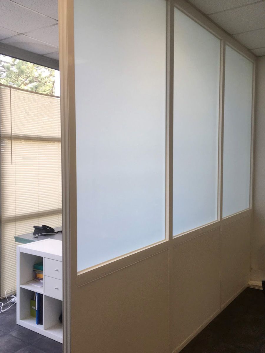 Dépose et repose de cloisons modulaires avec vitrage dépoli 8mm