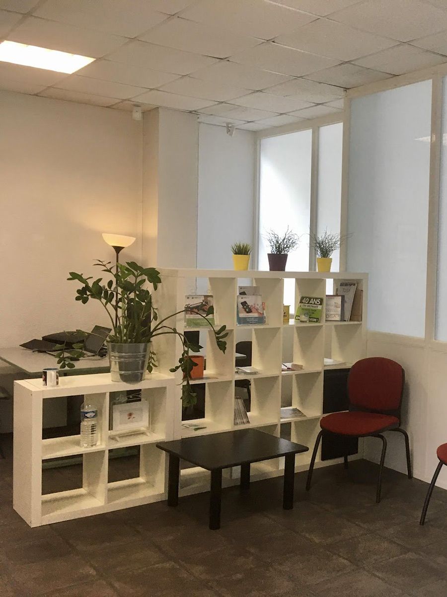 Pose de cloisons modulaires : création d'un espace coworking