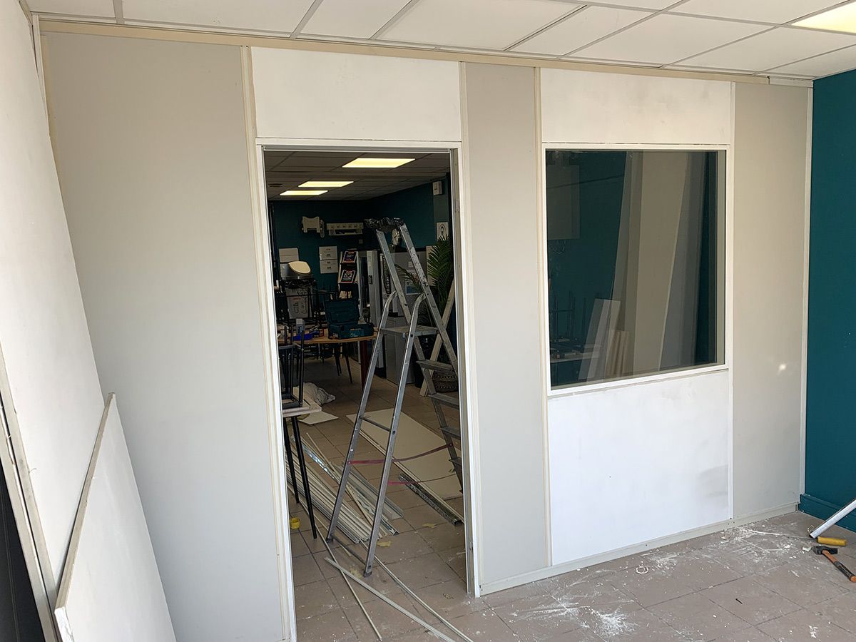 Remontage d'une cloison modulaire avec vitrage