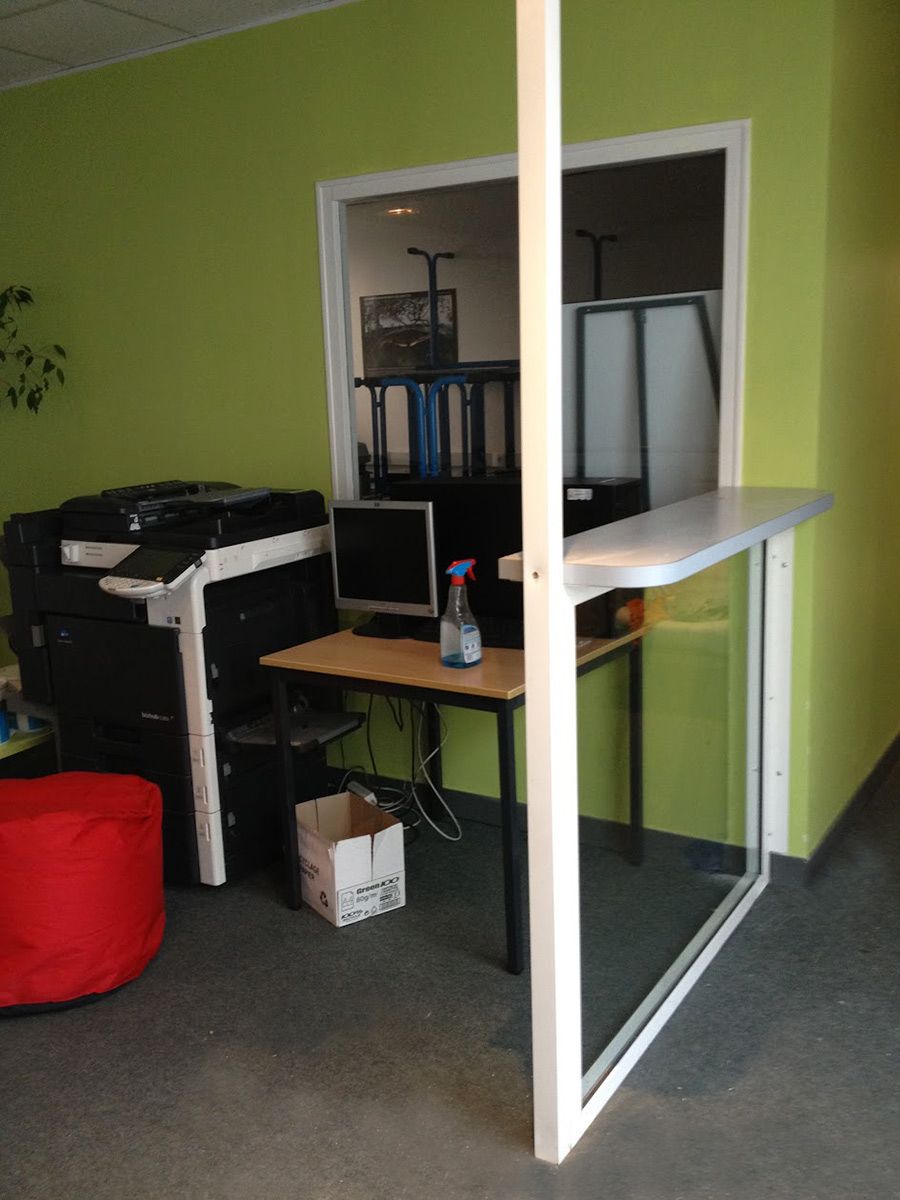 Séparation aluminium blanc vitrée pour délimiter un espace photocopieur