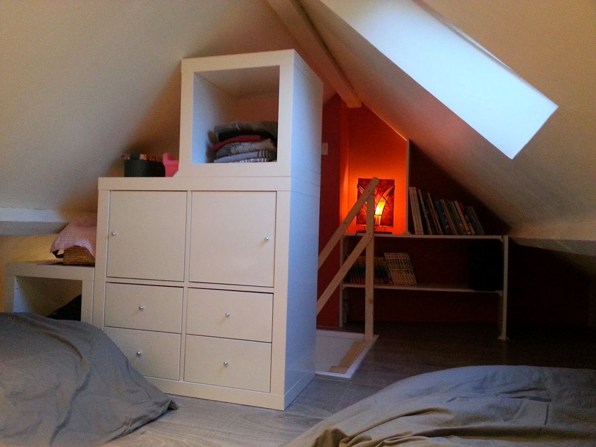 Aménagement d'un grenier d'appartement en petit dortoir : espace livres et rangements